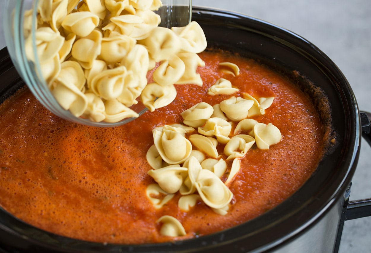 Slow Cooker Tomato Basil Tortellini Soup