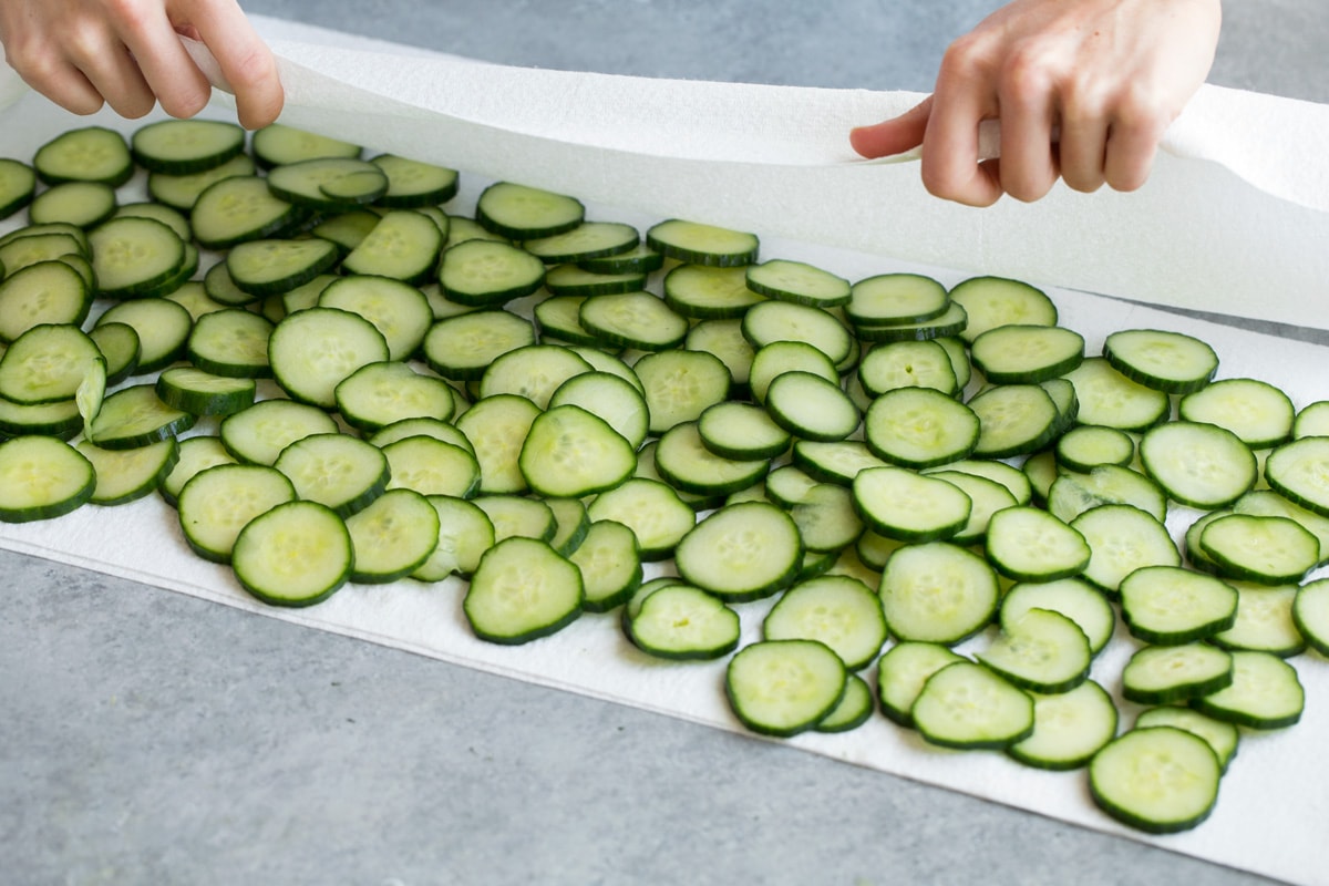 Drying cucumbers on paper towels.