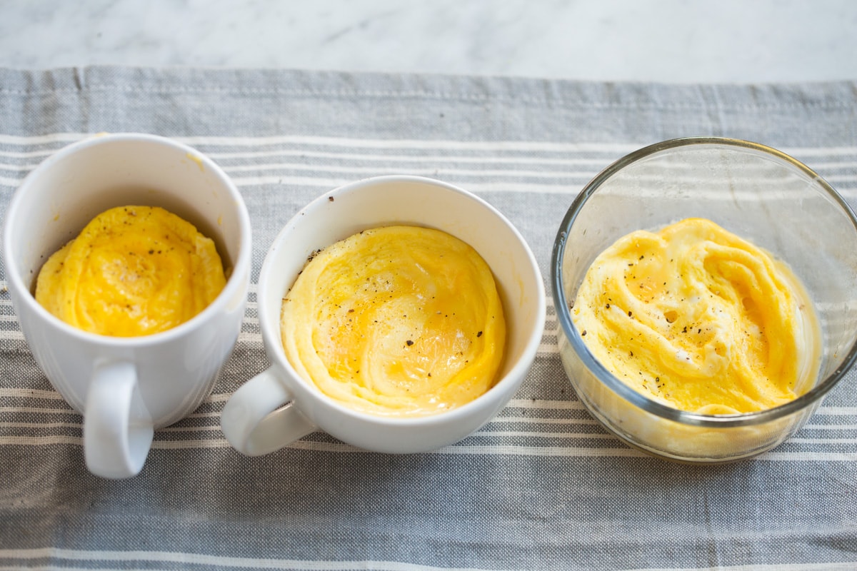 Microwave eggs in three types of dishes