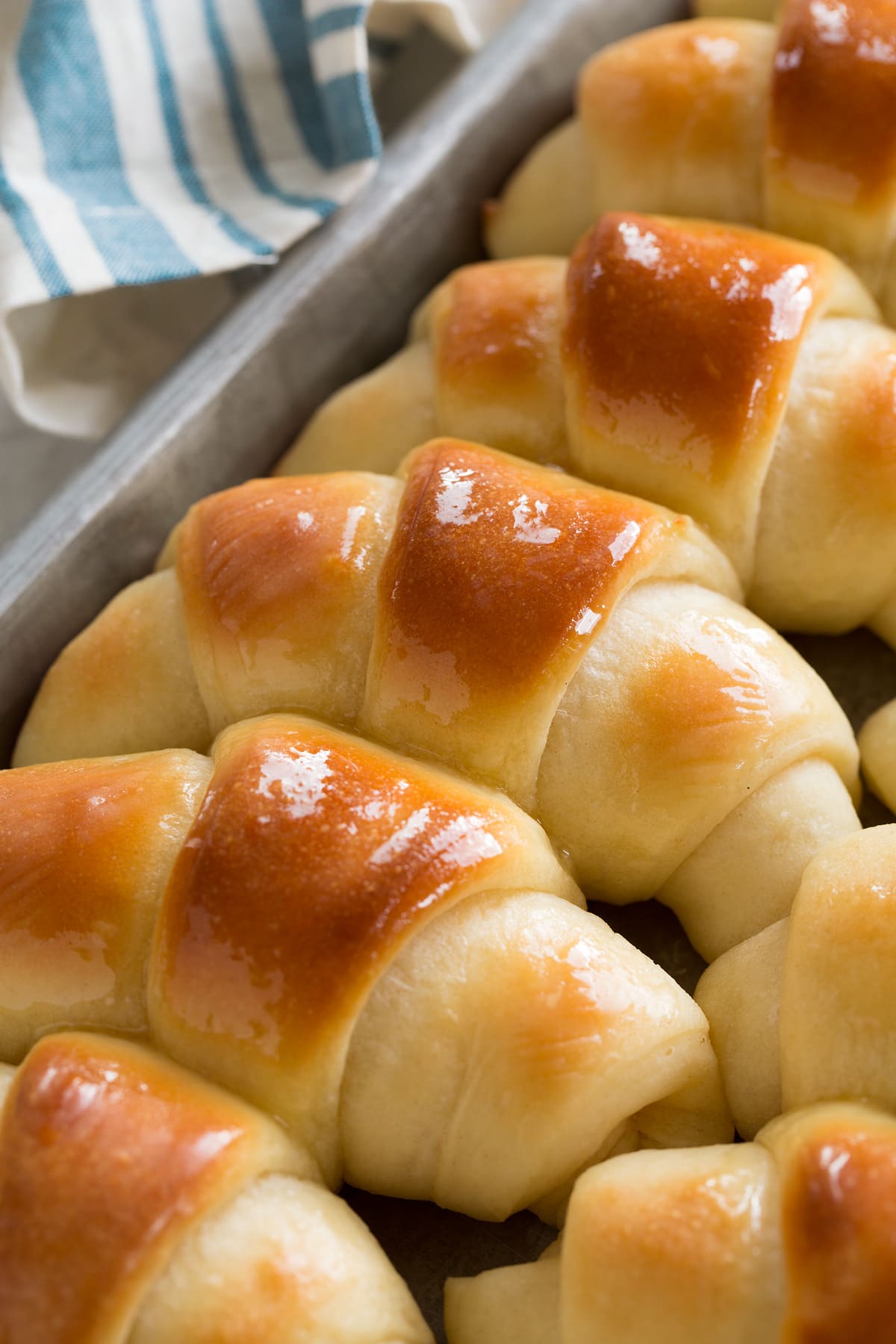 Buttered dinner rolls